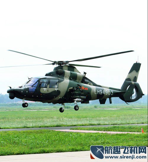 中外记者观看解放军直-9wz武装直升机表演